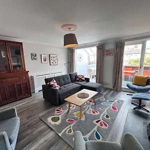 Central, Comfortable And Spacious 4 Bed Duplex Apartment